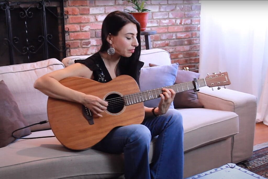 Katie Ferrara Yamaha STORIA II (fot. YouTube / Yamaha Guitars)