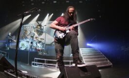 John Petrucci: "Gitarę trzymam wysoko jak nerd"