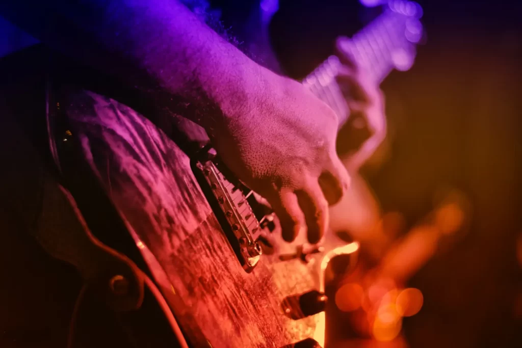 Gitarzysta grający na gitarze elektrycznej, fot. Suvan Chowdhury, Pexels