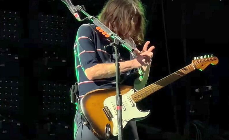 John Frusciante w mgnieniu oka poradził sobie z problemem podczas solówki