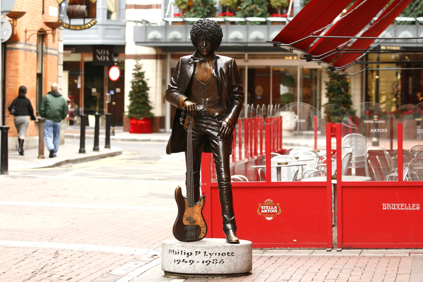 Pomnik Phila Lynotta, twóry Thin Lizzy, na zewnątrz Bruxelles, Harry Street, Dublin. Fot. abd / Shutterstock.com