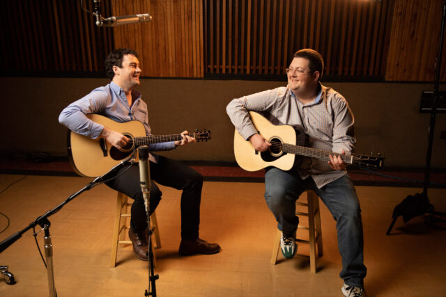 Jordan Tice Jake Eddy Yamaha FG9 (fot. Travis Shinn / Yamaha Guitars)
