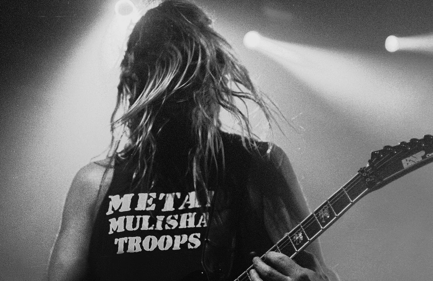 Gitarzysta Jeff Hanneman z Heavy Metalowej grupy Slayer występuje na koncercie 9 sierpnia 2002 roku w Fillmore Auditorium w Denver. Fot. TDC Photography / Shutterstock.com