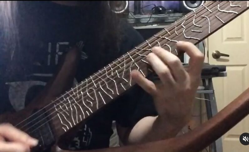 Ron Sword skonstruował niesamowitą gitarę mikrotonową i robi z niej dobry użytek