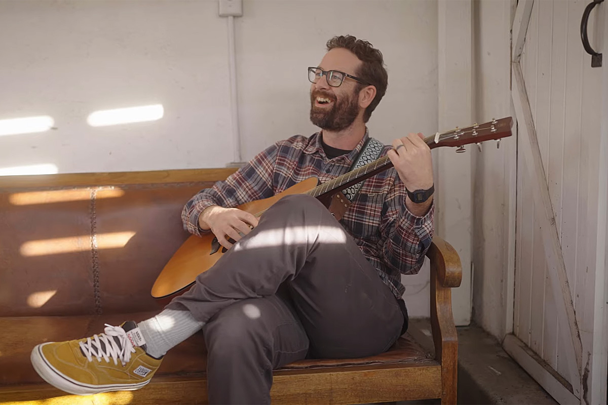 Sean Bonnette i Yamaha FGX3 (fot. YouTube / Yamaha Guitars)