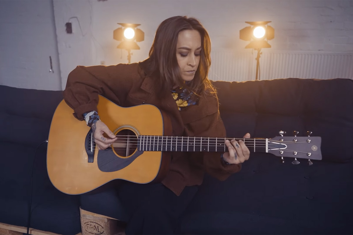 Nina Attal Yamaha FGX5 (fot. YouTube / Yamaha Guitars)