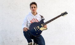 Matteo Mancuso z gitarą Yamaha Revstar na płycie „The Journey”