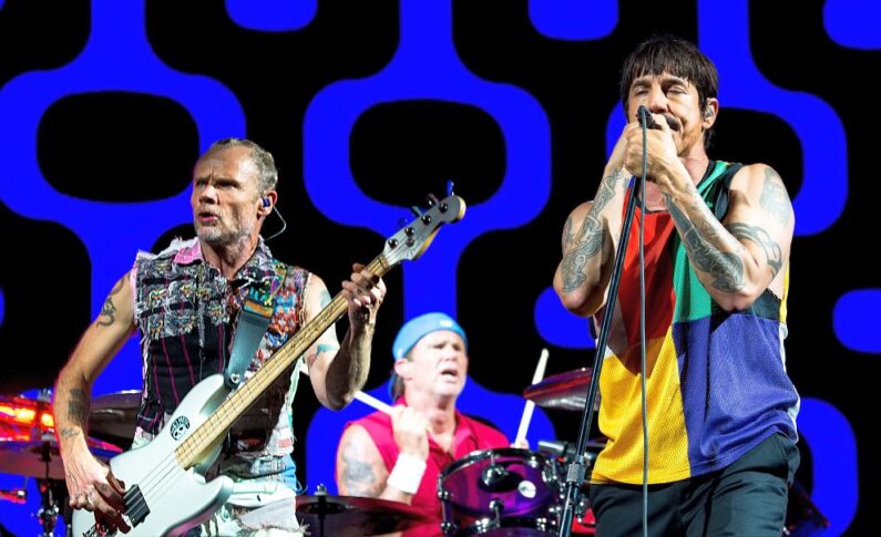 Flea: "Anthony Kiedis powiedział, że powinniśmy zmienić nazwę zespołu na Idiot and the Three Geniuses"