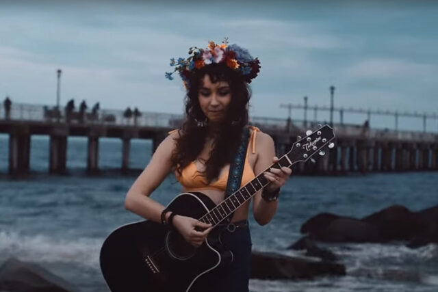 Calista Garcia Takamine EF341SC (fot. YouTube / Calista Garcia Music)