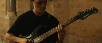 Matteo Mancuso z gitarą Yamaha PAC612 VIIFM w utworze „Silkroad”