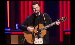 Chayce Beckham z wyjątkową gitarą Takamine w Grand Ole Opry