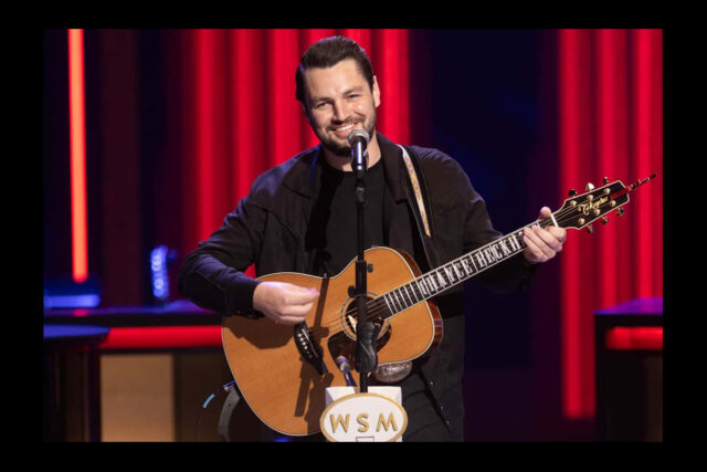 Chayce Beckham z gitarą Takamine CP7MO-TT w Grand Ole Opry (www.takamine.com)
