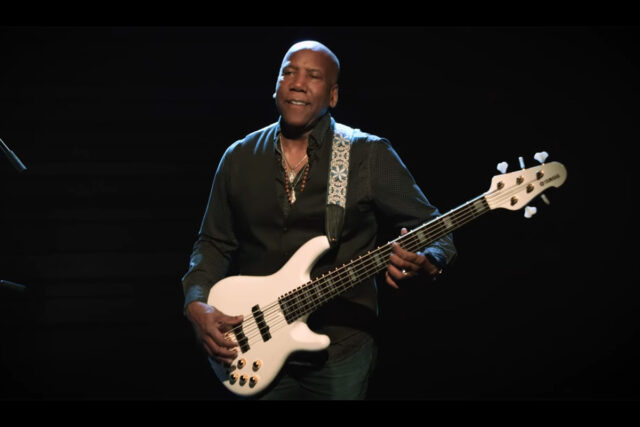 Nathan East Yamaha BBNE2 (fot. YouTube / Yamaha Guitars)