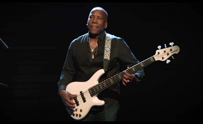 Nathan East gra „GINZAHA” na basie Yamaha BBNE2