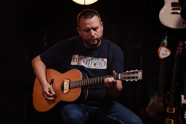 Marcin Żabiełowicz & Takamine P3NY (fot. YouTube / Salony Muzyczne Riff)