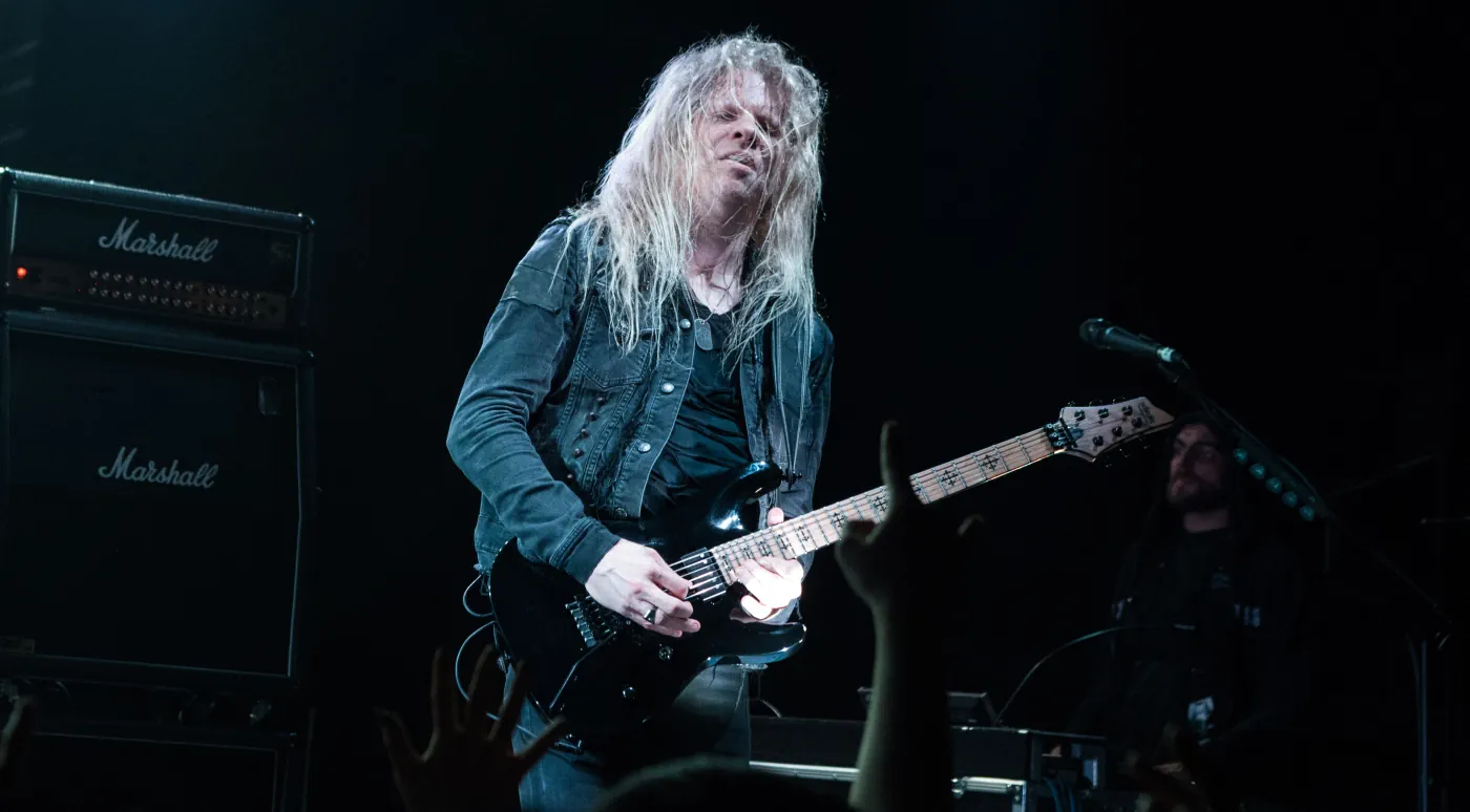 HONGKONG - 4 KWIETNIA 2018: Koncert Arch Enemy, na scenie wystąpił gitarzysta Jeff Loomis, fot. Maj.l / Shutterstock.com