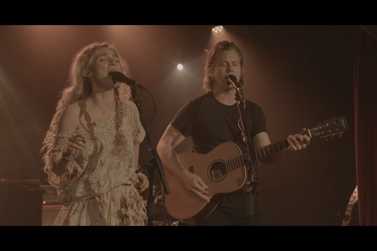 Brandon Robert Young Takamine P3NY (fot. YouTube / BOWEN * YOUNG)