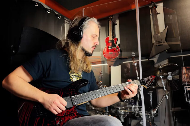 Daniel Kesler & ESP USA M-II Blood Spatter (fot. YouTube / GuitarmanicPL)