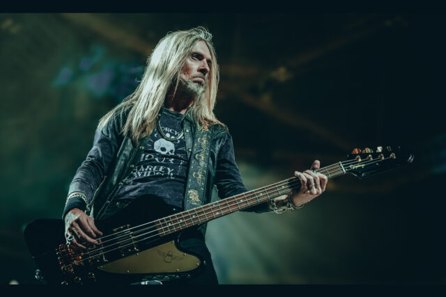 Rex Brown ze swoim basem Epiphone Rex Brown Thunderbird (fot. Epiphone)