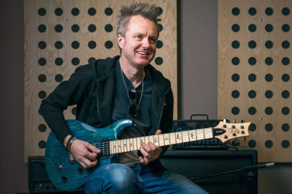 Simon McBride i PRS SE Swamp Ash Special (fot. PRS Guitars)