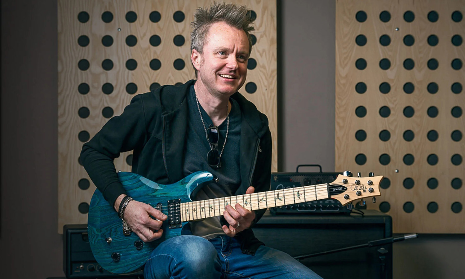 Simon McBride i PRS SE Swamp Ash Special (fot. PRS Guitars)