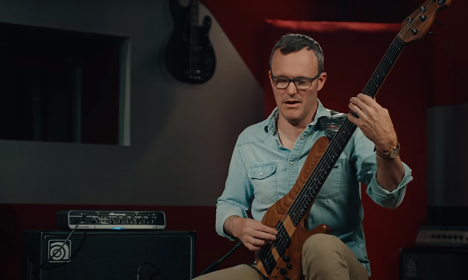 Janek Gwizdala & Ampeg V12 (fot. YouTube / Ampeg)