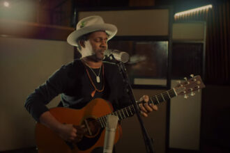 David Ryan Harris & Yamaha FSX3 Red Label (fot. YouTube / Yamaha Guitars)