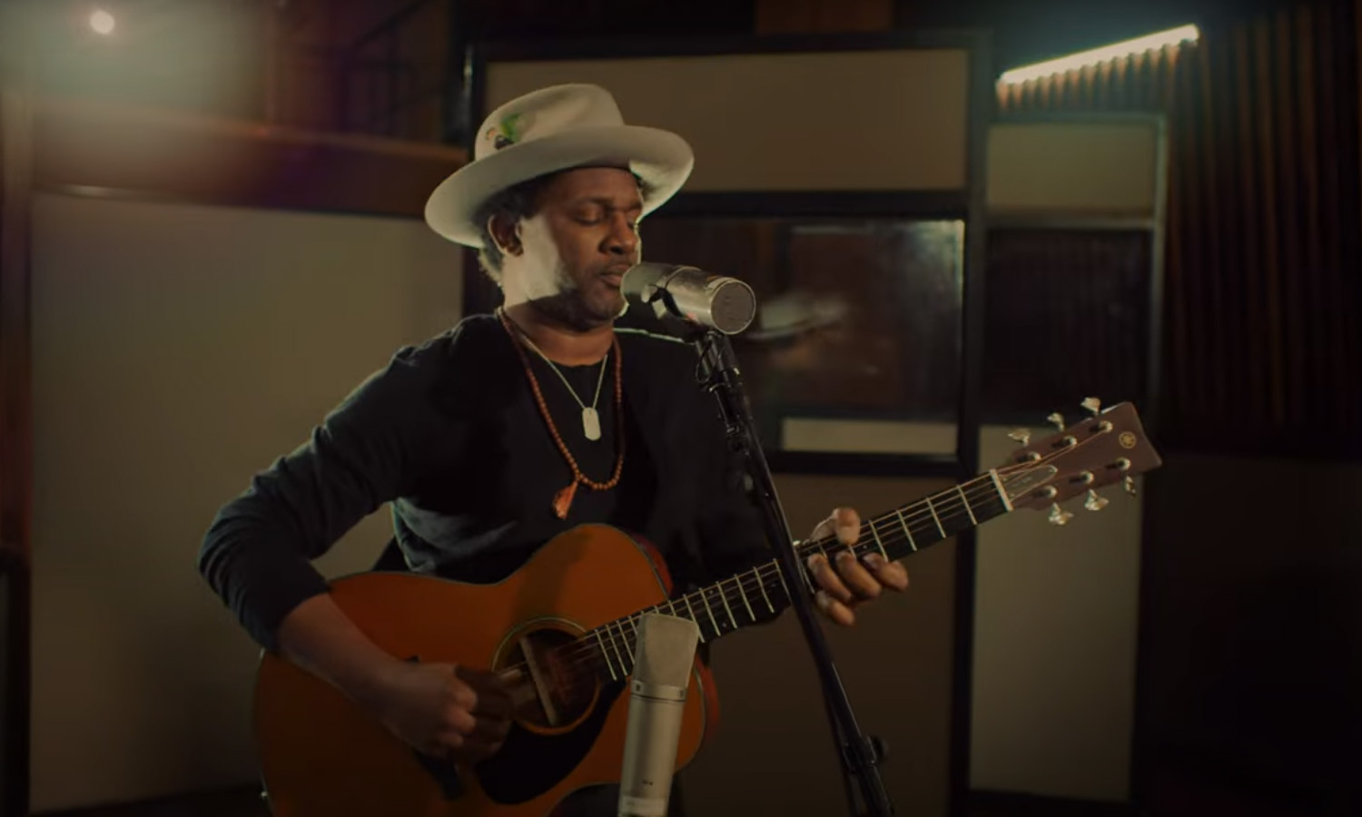 David Ryan Harris & Yamaha FSX3 Red Label (fot. YouTube / Yamaha Guitars)