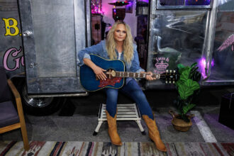 Miranda Lambert i jej Epiphone Bluebird Studio (fot. Jeff Johnson)