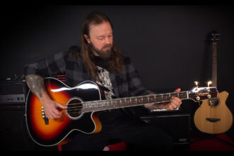 Mike Leon i Takamine GB72CE (fot. YouTube / Takamine Guitars USA)