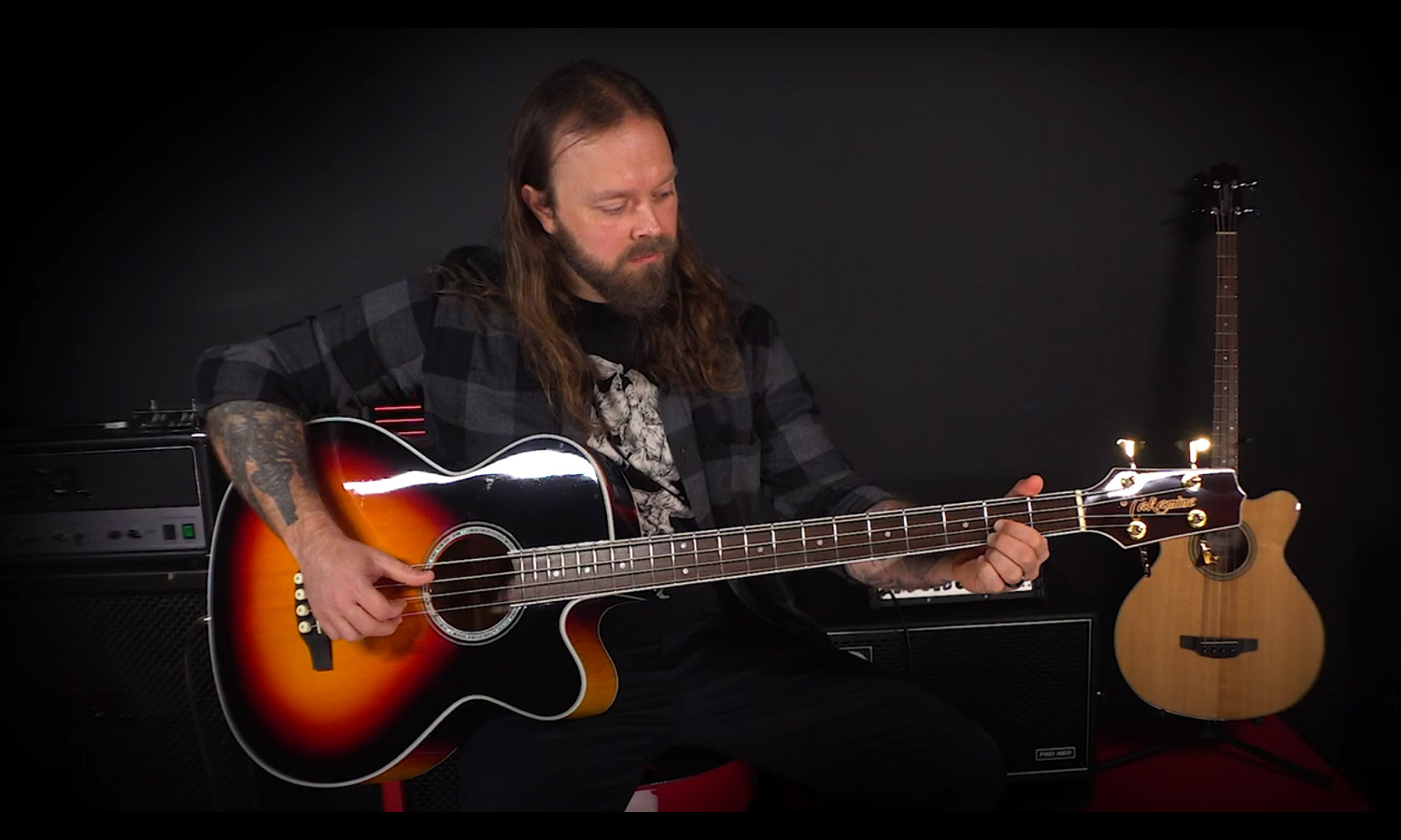 Mike Leon i Takamine GB72CE (fot. YouTube / Takamine Guitars USA)