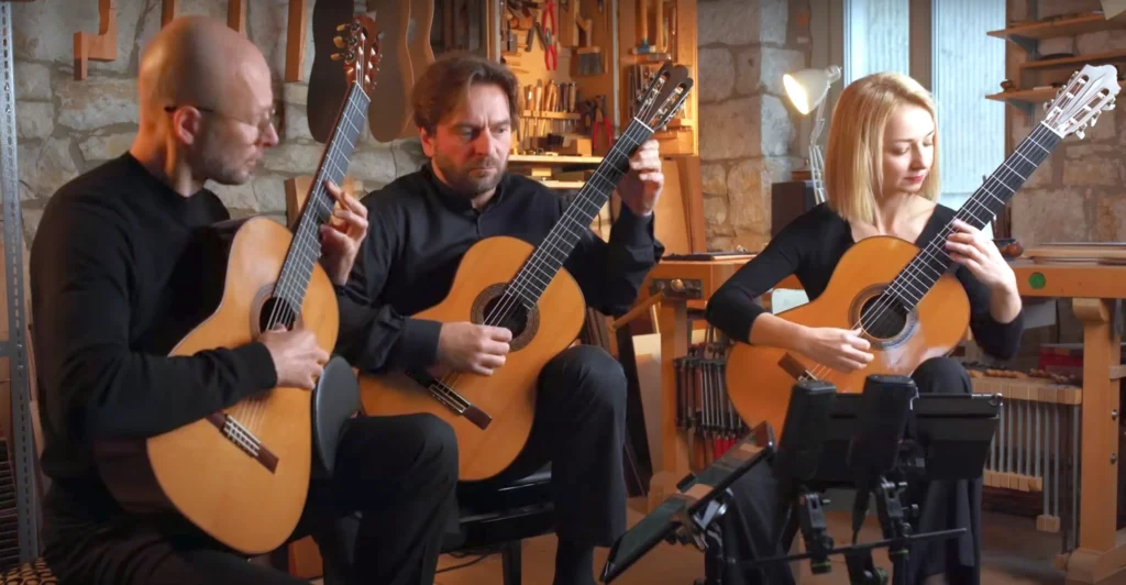 Marcin Dylla, Ewa Jabłczyńska i Dariusz Kupiński wykonują „Concierto de Aranjuez” Joaquína Rodrigo na trzy gitary klasyczne.