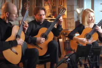 Marcin Dylla, Ewa Jabłczyńska i Dariusz Kupiński wykonują „Concierto de Aranjuez” Joaquína Rodrigo na trzy gitary klasyczne.