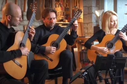 Marcin Dylla, Ewa Jabłczyńska i Dariusz Kupiński wykonują „Concierto de Aranjuez” Joaquína Rodrigo na trzy gitary klasyczne.