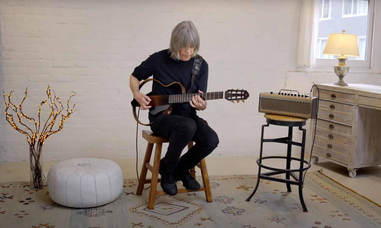 Mike Stern Yamaha SLG200N & THR30IIA Wireless (fot. YouTube / Yamaha Guitars)