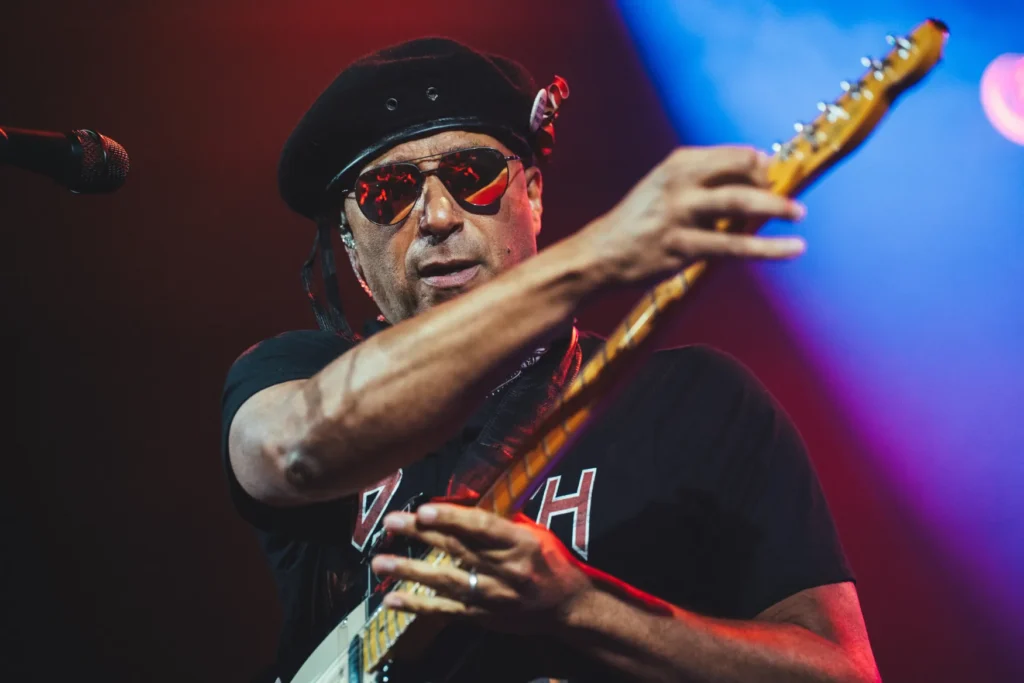 Tom Morello grający na gitarze podczas koncertu (fot. cacei.ro / Shutterstock.com)