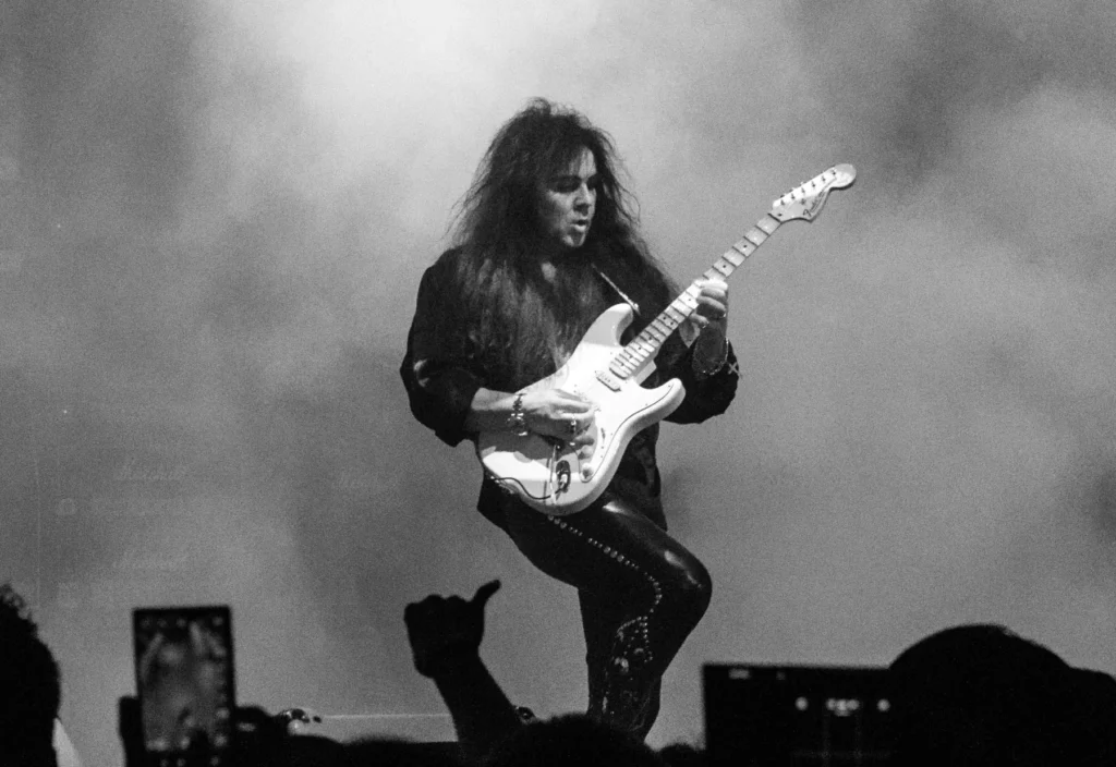 Yngwie Malmsteen grający na gitarze podczas koncertu w Hong Kongu, 2017.