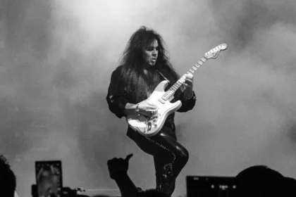 Yngwie Malmsteen grający na gitarze podczas koncertu w Hong Kongu, 2017.