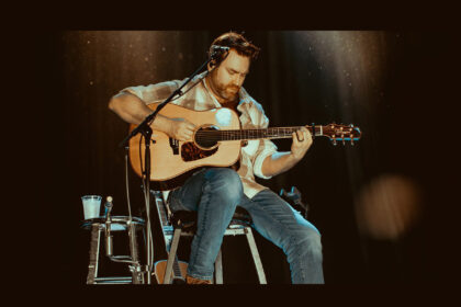 Chuck Ward z gitarą Takamine P7D (fot. Takamine Guitars)
