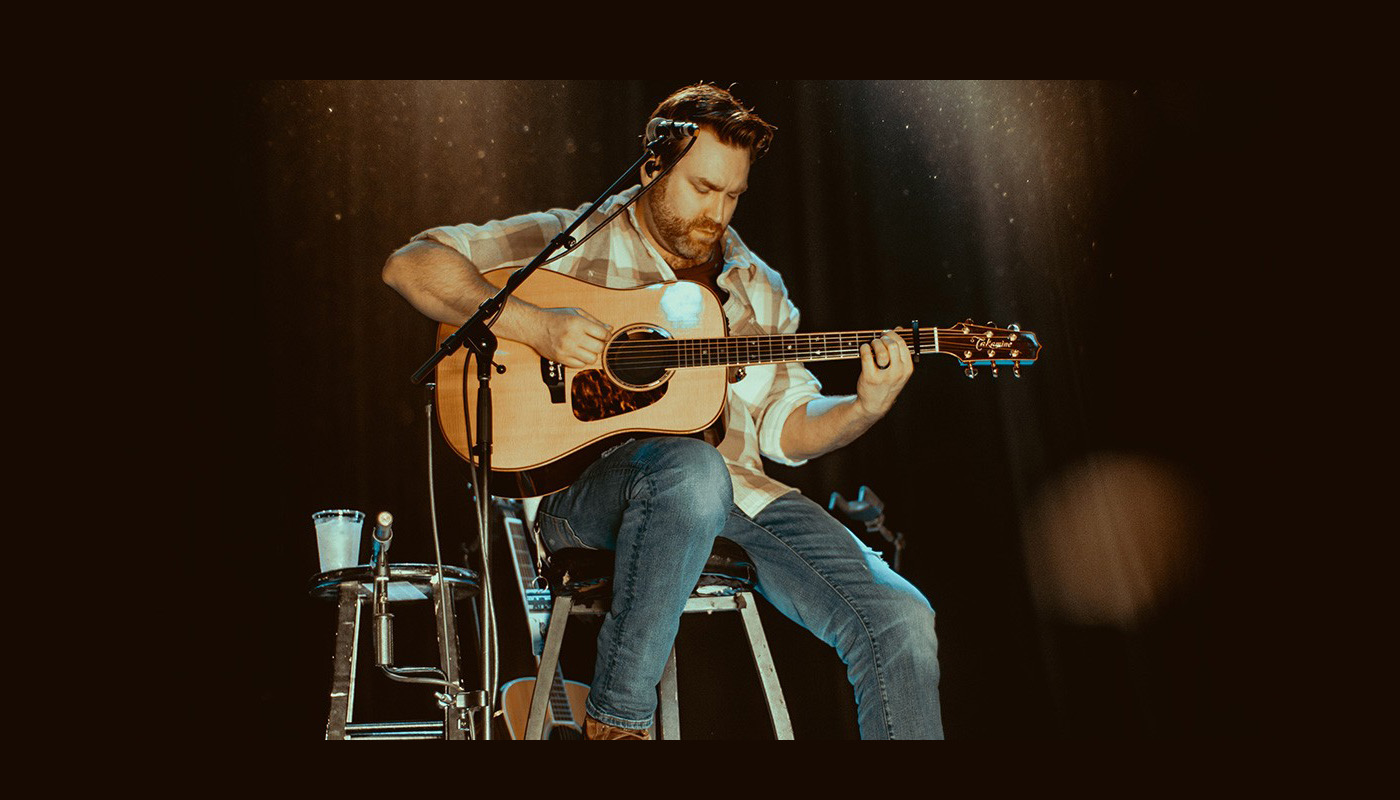 Chuck Ward z gitarą Takamine P7D (fot. Takamine Guitars)