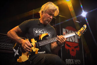 George Lynch i LTD GL Desert Eagle (fot. ESP Guitars)