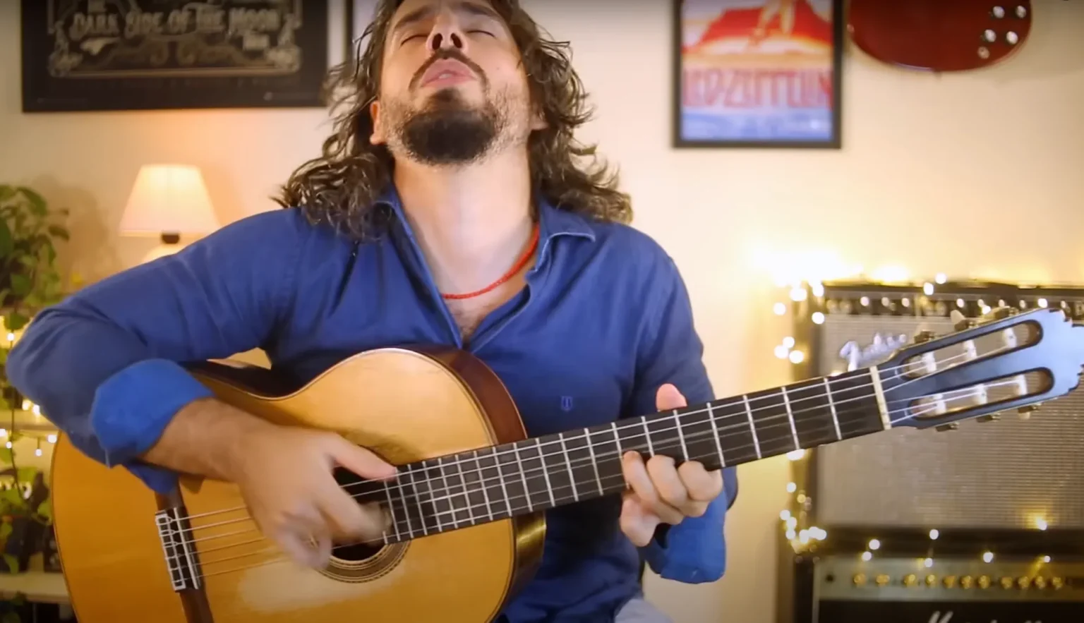 Lucas Imbiriba gra na gitarze klasycznej, zamykając oczy w czasie emocjonalnego wykonania "Canción del Mariachi".
