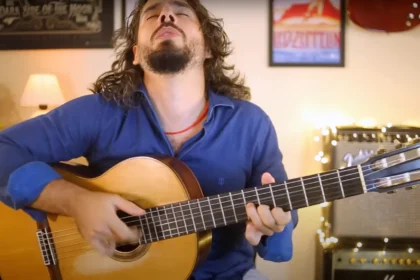 Lucas Imbiriba gra na gitarze klasycznej, zamykając oczy w czasie emocjonalnego wykonania "Canción del Mariachi".