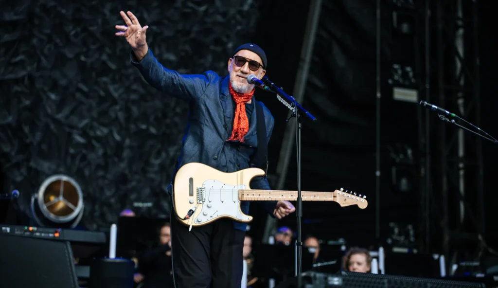 Pete Townshend występujący na żywo podczas koncertu The Who