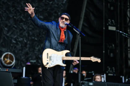 Pete Townshend występujący na żywo podczas koncertu The Who