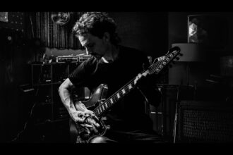 Joe Duplantier z customową gitarą ESP XJ (fot. ESP Guitars)