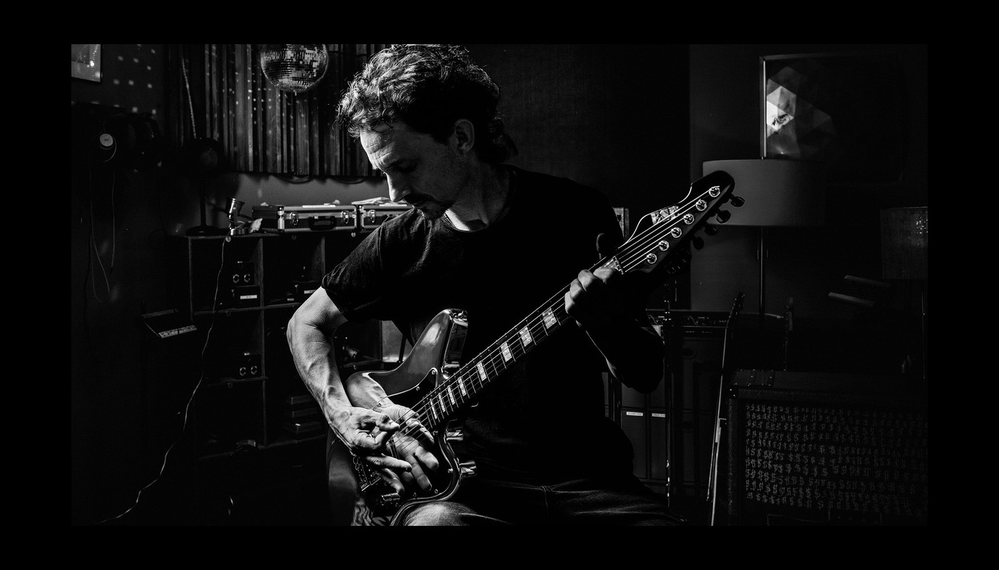 Joe Duplantier z customową gitarą ESP XJ (fot. ESP Guitars)