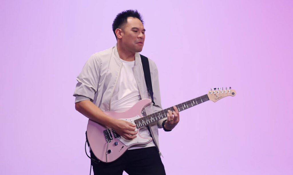 Jay Leonard J i Yamaha Pacifica Professional (fot. YouTube / Yamaha Guitars)