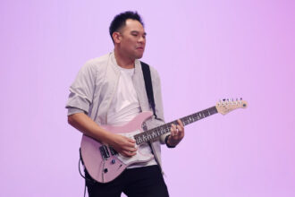 Jay Leonard J i Yamaha Pacifica Professional (fot. YouTube / Yamaha Guitars)