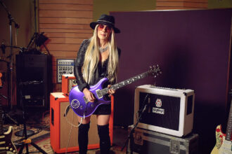 Orianthi i wzmacniacz Orange Oriverb (fot. YouTube / Orange Amps)
